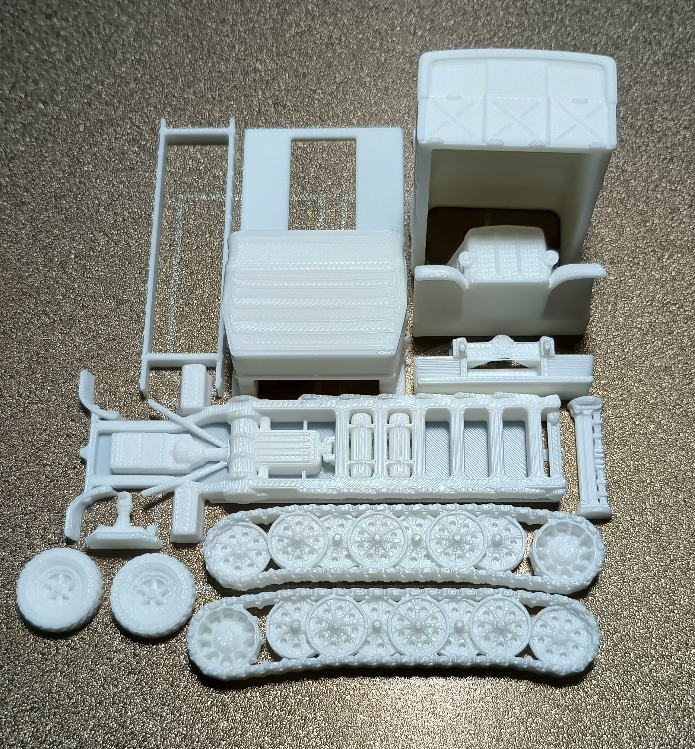 Ciągnik półgąsienicowy Sd.Kfz. 8 z plandeką 1:72